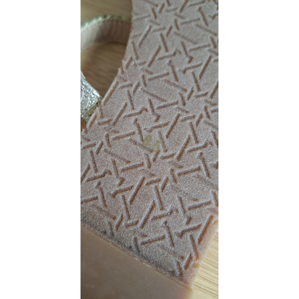 Badgley Mischka Jewel Helena Flat Summer Sandal Gold Strappy Size 8.5 - Picture 6 of 7